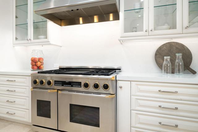 Dacor gas range with dual ovens