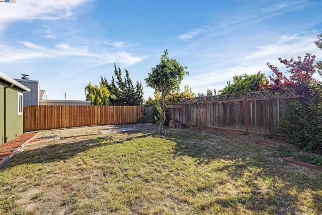 19077 Gliddon St, Castro Valley CA: https://media.crmls.org/mediaz/4bf8dccd-def8-49f8-b199-faa89a6c28a6.jpg