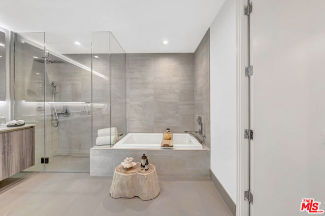 724 N Croft Avenue, Los Angeles CA: https://media.crmls.org/mediaz/4bf8e8b1-cc02-4480-998b-37bdb69e1a1a.jpg