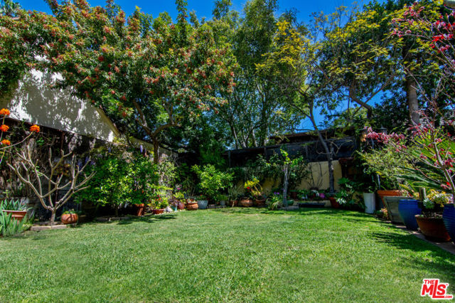 664 S Highland Avenue, Los Angeles CA: https://media.crmls.org/mediaz/4bf8fd87-d0e7-4a75-9642-66032810237c.jpg