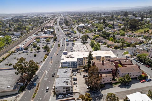 1 Laurel Street, San Carlos CA: https://media.crmls.org/mediaz/4bf8ff09-5f33-48e8-a00f-1751759ae7d8.jpg