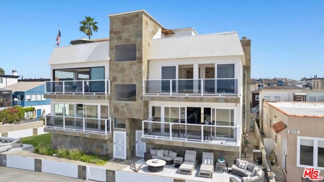 634 The Strand, Hermosa Beach, California 90254, 3 Bedrooms Bedrooms, ,2 BathroomsBathrooms,Residential,Sold,The Strand,22200669