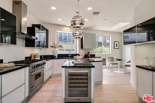 7209 Sunnydip Trail, Los Angeles CA: https://media.crmls.org/mediaz/4bf91e48-0bf2-4ca2-adc9-45688698f65b.jpg