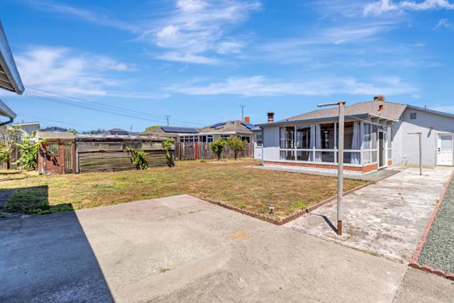 624 Filbert Street, Half Moon Bay CA: https://media.crmls.org/mediaz/4bfa303b-582c-4b35-aff8-572416f3a2ef.jpg