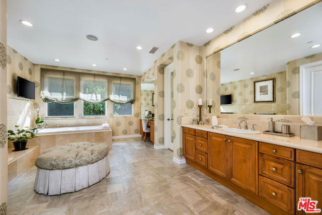 26722 Provence Drive, Calabasas CA: https://media.crmls.org/mediaz/4bfa71d6-f332-4cd5-bb95-3c1e1835d414.jpg