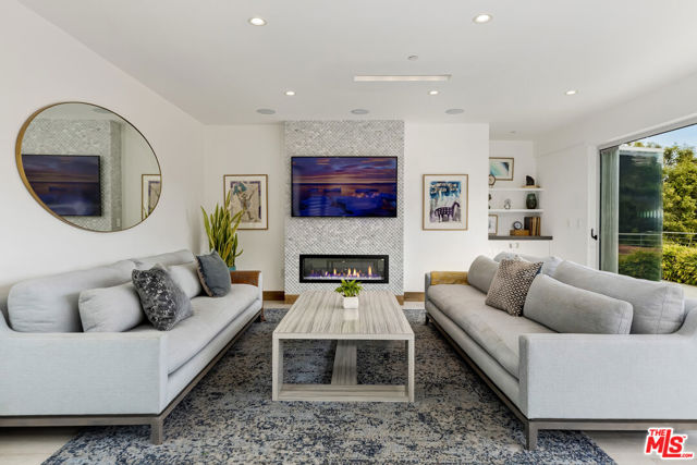 1332 El Hito Circle, Pacific Palisades CA: https://media.crmls.org/mediaz/4bfa7d84-1a06-4ae6-880a-622faa46eda1.jpg