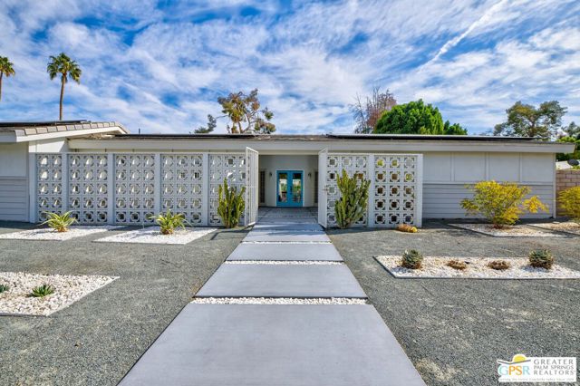 2002 S Bobolink Lane, Palm Springs CA: https://media.crmls.org/mediaz/4bfb1cbc-0813-4a7d-bd70-ff6ab2f561f4.jpg