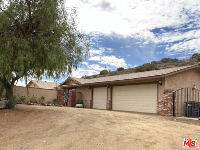 33931 Hanawalt Road, Agua Dulce CA: https://media.crmls.org/mediaz/4bfb2578-e494-4fc7-a692-b3da44699db9.jpg