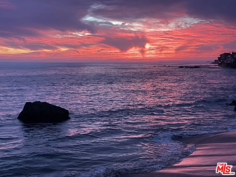 https://media.crmls.org/mediaz/4bfb2a33-b129-433f-b9da-5b3c4dc06a4a.jpg?preset=X-Large