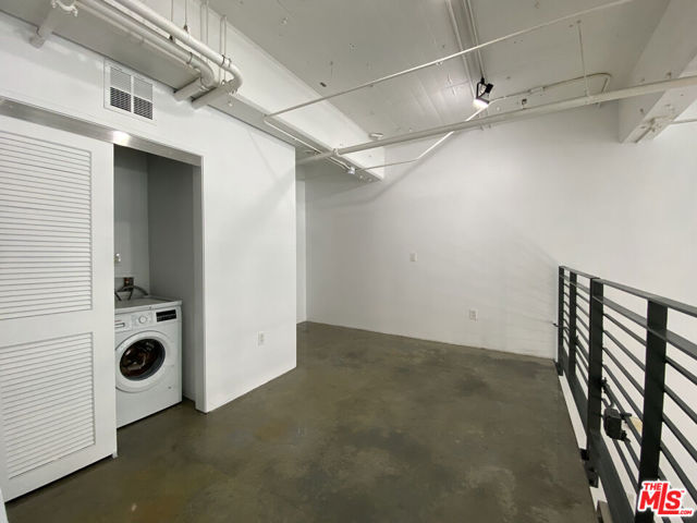 1130 S Flower Street, Los Angeles CA: https://media.crmls.org/mediaz/4bfbe433-6661-446e-b289-b841160bd229.jpg