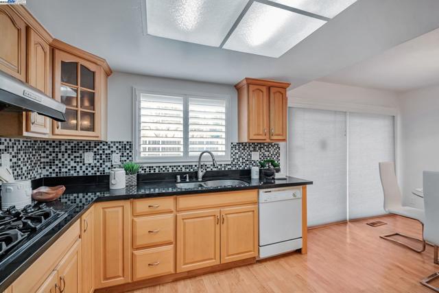 2716 Killdeer Ct, Union City CA: https://media.crmls.org/mediaz/4bfbf1dc-bdd0-4751-acc7-b42c4ad49700.jpg