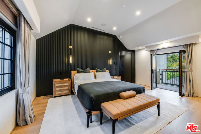 8721 Sunset Plaza Terrace, West Hollywood CA: https://media.crmls.org/mediaz/4bfc4464-b302-40e7-ab30-e830aec0d805.jpg