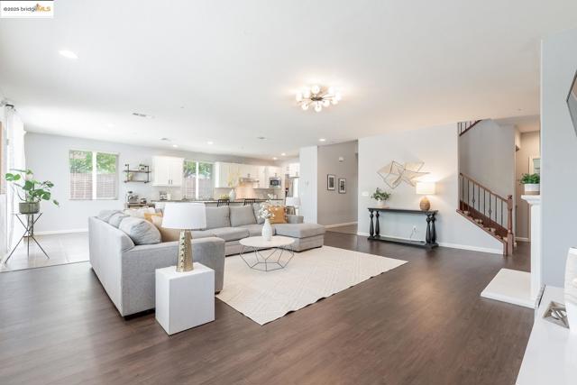 719 Monte Verde Ln, Brentwood CA: https://media.crmls.org/mediaz/4bfcf72b-52cb-44f3-9f0f-922d9246b6c7.jpg