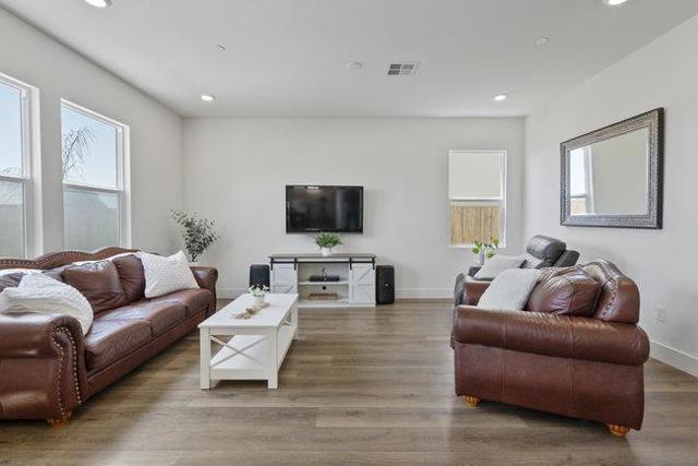 9182 Wickham Court, Gilroy CA: https://media.crmls.org/mediaz/4bfd1b85-cbe1-4598-8ead-10fc1ffbf3b4.jpg