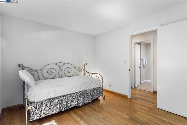 6444 Boone Dr, Castro Valley CA: https://media.crmls.org/mediaz/4bff0f26-3738-4549-8a2f-f53e416a94c6.jpg