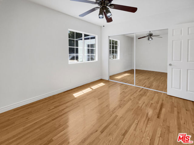 8846 Noble Avenue photo 3