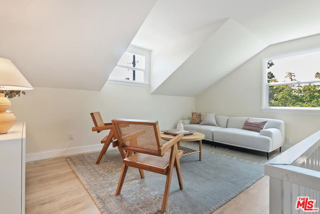 913 N Clybourn Avenue, Burbank CA: https://media.crmls.org/mediaz/4c026371-b848-4b2c-9b0a-9e08183d5e62.jpg