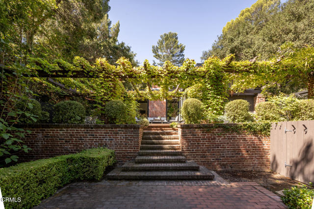 595 Linda Vista Avenue, Pasadena CA: https://media.crmls.org/mediaz/4c029289-fb8b-4b73-8ab8-5555931a1e8d.jpg