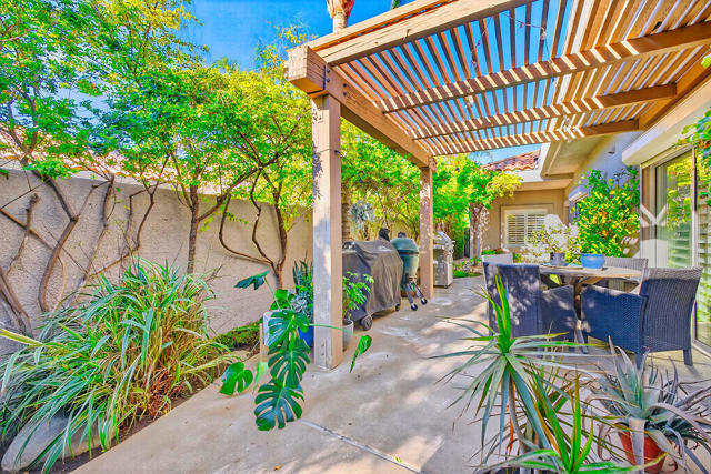10 Colonial Drive, Rancho Mirage CA: https://media.crmls.org/mediaz/4c042782-52ec-446a-b9a4-6b46e0655d53.jpg