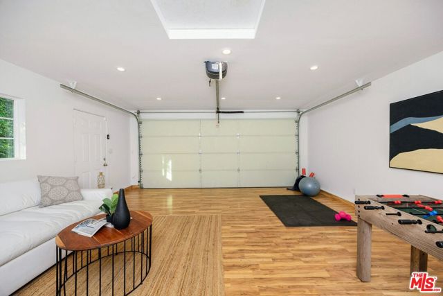 4311 Greenbush Avenue, Sherman Oaks CA: https://media.crmls.org/mediaz/4c04fc18-94e7-4d19-be9b-04f89e03caf9.jpg