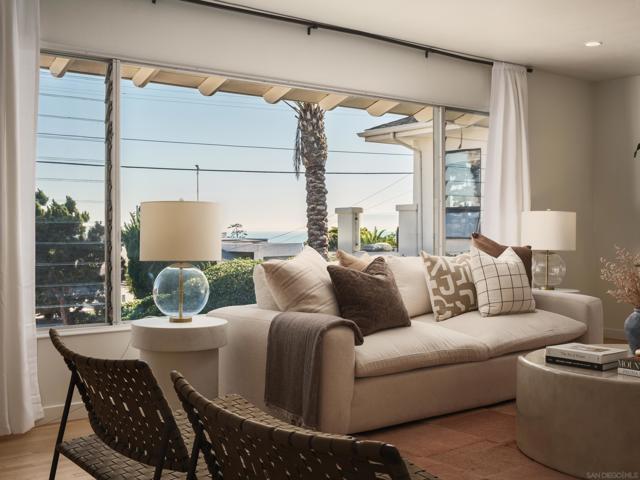 5926 Germaine Ln, La Jolla CA: https://media.crmls.org/mediaz/4c04fd9b-20c3-41b8-9a74-21dbf3c8d77f.jpg