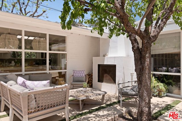 3366 Mandeville Canyon Road, Los Angeles CA: https://media.crmls.org/mediaz/4c051392-2642-4b98-bdf4-3ebb382171ed.jpg