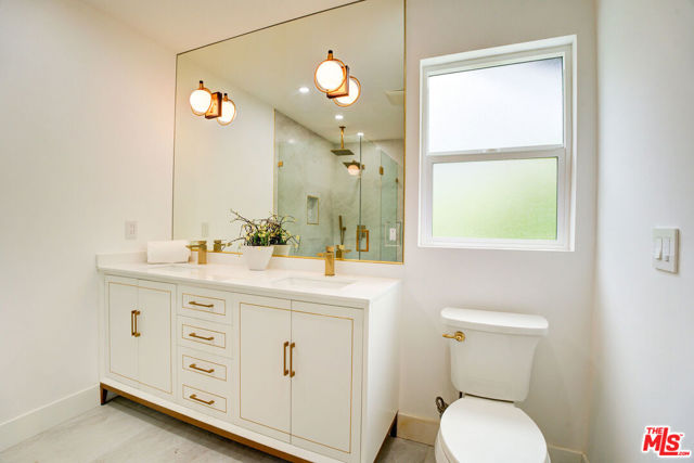 1027 S Lucerne Boulevard, Los Angeles CA: https://media.crmls.org/mediaz/4c052c96-cc07-462d-87e4-676ebb8271cc.jpg