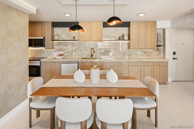 1830 Avenida del Mundo, Coronado CA: https://media.crmls.org/mediaz/4c06232b-82f9-4333-9e7c-17939d989693.jpg