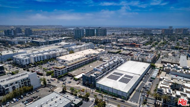 4115 Glencoe Avenue, Marina del Rey CA: https://media.crmls.org/mediaz/4c065159-d50b-4a69-8d43-ce9b5b5b1beb.jpg