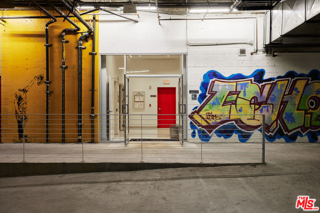 https://media.crmls.org/mediaz/4c067089-ab1d-4c30-b528-fcad980a45d9.jpg?preset=X-Large