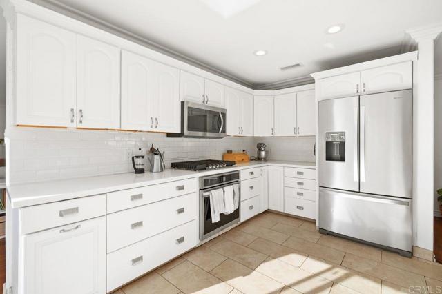 Detail Gallery Image 9 of 45 For 6849 Ballinger Ave, San Diego,  CA 92119 - 3 Beds | 2 Baths