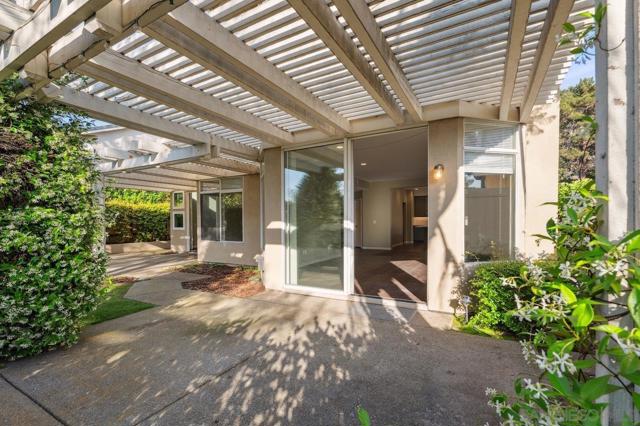 4954 Caminito Vista Lujo, San Diego CA: https://media.crmls.org/mediaz/4c076ae4-84b0-4a79-a3e8-c33198962652.jpg