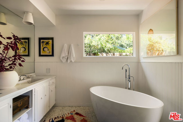 8427 Oswego Street, Sunland CA: https://media.crmls.org/mediaz/4c07e14c-078f-4d74-87af-b3477e37a595.jpg