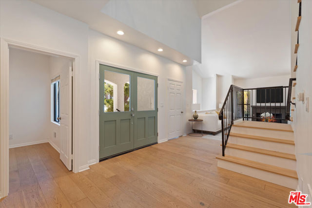 22960 Cass Avenue, Woodland Hills CA: https://media.crmls.org/mediaz/4c0950aa-428c-4d87-931d-633429459586.jpg