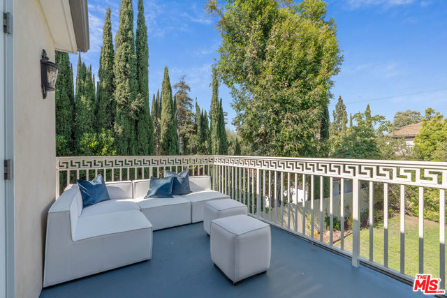 632 S Arden Boulevard, Los Angeles CA: https://media.crmls.org/mediaz/4c0a029a-7ef8-4677-a466-a77264ba3399.jpg