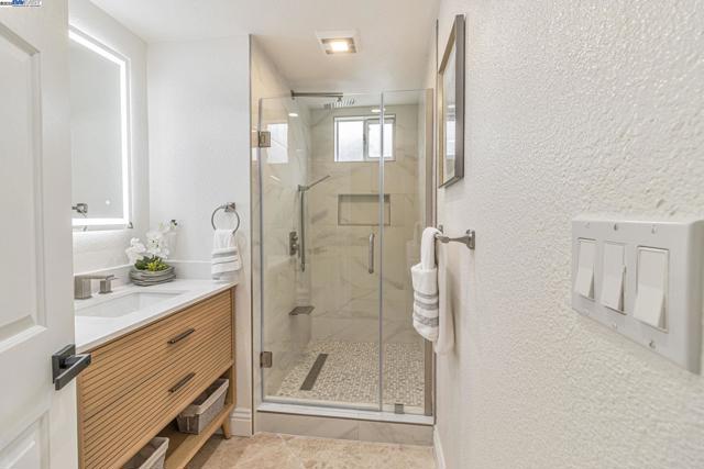 19052 Mount Lassen Drive, Castro Valley CA: https://media.crmls.org/mediaz/4c0a9f2c-6ea0-4c67-8c79-018dab799ba5.jpg