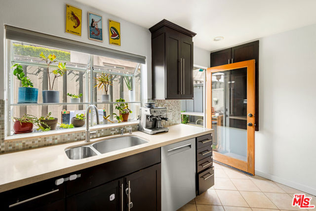 2408 34th Street, Santa Monica CA: https://media.crmls.org/mediaz/4c0cbcf2-e661-4664-ad5d-da4ecb4ae2d5.jpg