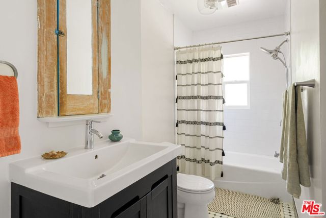 1501 S Harvard Boulevard, Los Angeles CA: https://media.crmls.org/mediaz/4c0cc760-c665-4875-859f-a2a4c57ec007.jpg