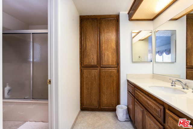 Bedroom 2 bathroom area