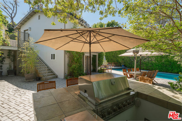 13477 Contour Drive, Sherman Oaks CA: https://media.crmls.org/mediaz/4c0f3a5f-be18-407d-8e03-0b8112610b67.jpg