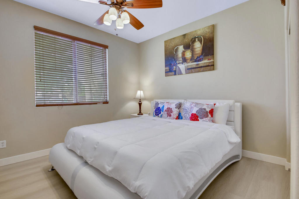 https://media.crmls.org/mediaz/4c0f3c06-571e-4620-b15d-17730b41839c.jpg?preset=X-Large
