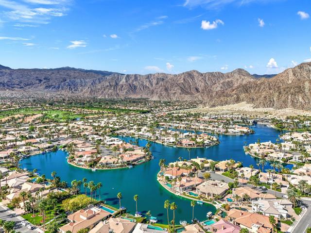 47410 Via Florence, La Quinta CA: https://media.crmls.org/mediaz/4c0f5140-c14e-46da-aa38-2073aa58955b.jpg