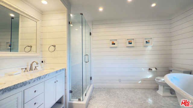 26533 Ocean View Drive, Malibu CA: https://media.crmls.org/mediaz/4c128375-a2c2-4e16-babb-08954f3705e9.jpg