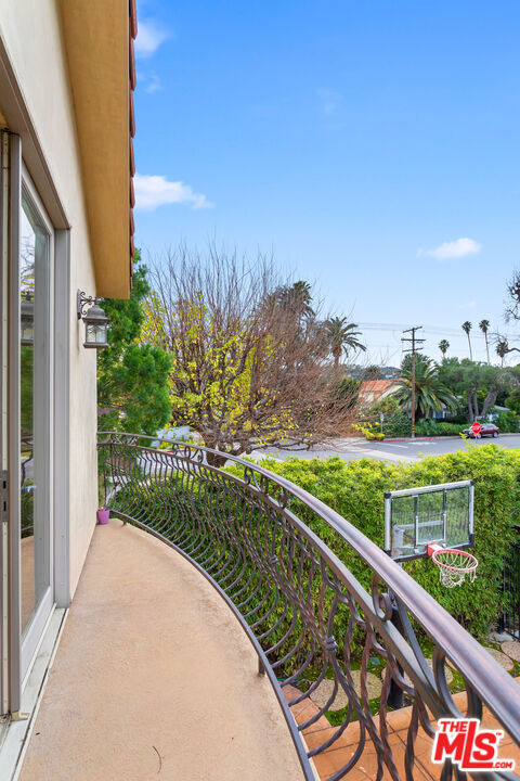 4510 Tyrone Avenue, Sherman Oaks CA: https://media.crmls.org/mediaz/4c129706-e826-4ed2-8629-3fc046ae320c.jpg