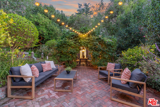 3827 Carnavon Way, Los Angeles CA: https://media.crmls.org/mediaz/4c12c8dd-9854-45cd-816a-b3670f79aee8.jpg
