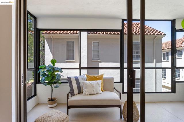 1830 Lakeshore Ave, Oakland CA: https://media.crmls.org/mediaz/4c14dc5a-a795-4290-8e18-ff7983a326c0.jpg