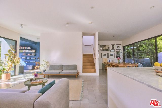 906 Superba Avenue, Venice CA: https://media.crmls.org/mediaz/4c15e2bb-1d67-4f62-b0a8-baed33cbe0fd.jpg