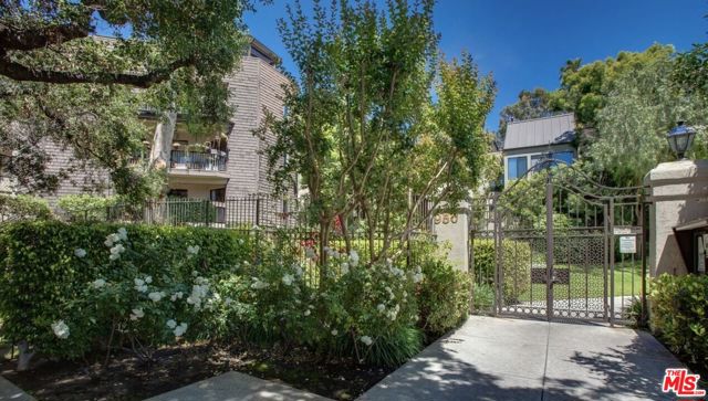 950 N Kings Road, West Hollywood CA: https://media.crmls.org/mediaz/4c16e5c5-33aa-432e-884c-6a4a365780fb.jpg