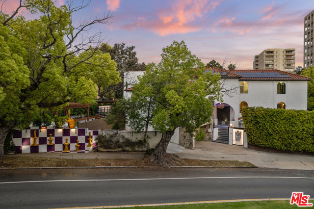 2240 Hillhurst Avenue, Los Angeles CA: https://media.crmls.org/mediaz/4c191acf-91d4-4338-961d-2560d31d98b7.jpg