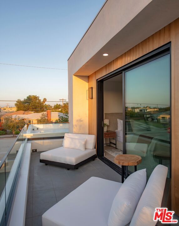 12806 Admiral Avenue, Los Angeles CA: https://media.crmls.org/mediaz/4c1922f4-a2f1-4baa-b969-c38dec46c6d6.jpg